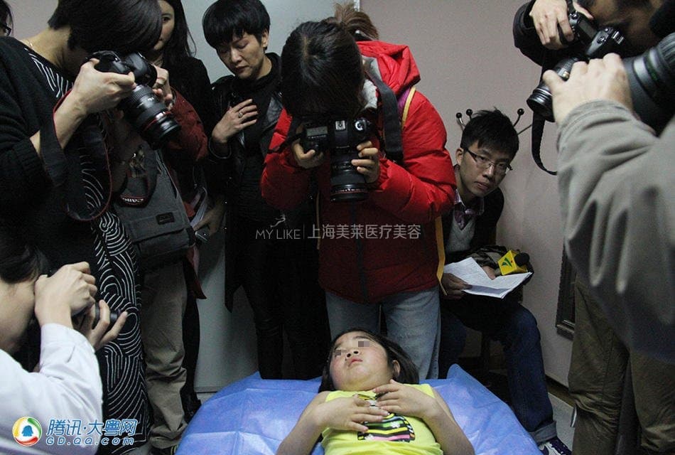 【腾讯新闻】广州：女童为救自己 含泪让人围拍5.jpg
