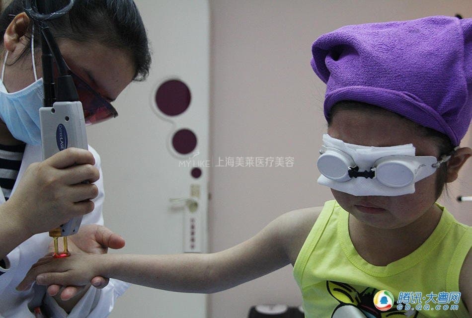 【腾讯新闻】广州：女童为救自己 含泪让人围拍7